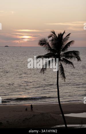 Tramonto sulla spiaggia, Village Bhogwe, Konkan, District Sindhudurga, Maharashtra, India, Asia Foto Stock
