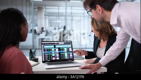 Professionisti aziendali impegnati che collaborano al report del foglio di calcolo utilizzando il software di fatturazione Foto Stock