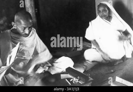 Kasturba Gandhi e Mahatma Gandhi nella capanna del Mahatma Gandhi a Sevagram Ashram, 1939 NO MR Foto Stock