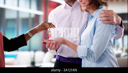 Felice coppia afroamericana che riceve le chiavi di una nuova casa Foto Stock