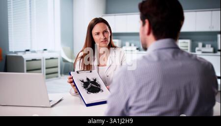 Test Inkblot: Paziente che analizza Rorschach con supporto psicologa femminile Foto Stock