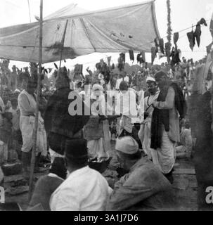 Mahatma Gandhi durante la cerimonia di apertura del Kamla Nehru Memorial Hospital ad Allahabad, 28 febbraio 1941, India NA MR Foto Stock