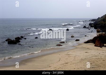 Rocce e sabbia sulla spiaggia di Kunkeshwar, mare arabo, costa meridionale di Konkan, distretto di Sindhudurg, Maharashtra, India, Asia Foto Stock