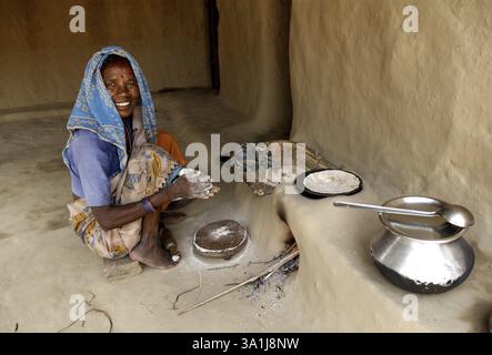 Donna rurale che cucina cibo, Rajouli, Nawada, Bihar, India, Asia Foto Stock