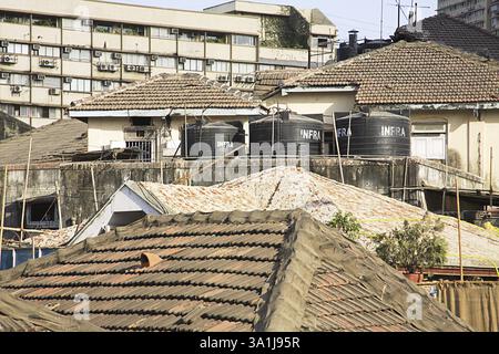 Vecchi edifici con tetto di fango e grattacielo ricchi e poveri, J Shankar Sheth Marg, Grant Road, Bombay Mumbai, Maharashtra, India, Asia Foto Stock