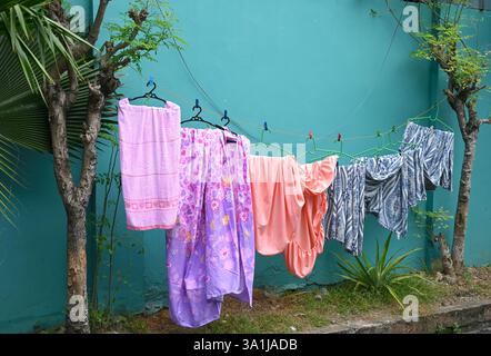 Asciugatura colorata all'aperto. Foto Stock