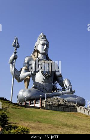 Enorme idolo di Lord Shiva con serpente al collo su una piccola collina di Kandukagiri, Murudeshwar, Uttar Kannada Karnataka Foto Stock
