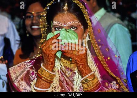 Un momento romantico prima di incontrare lo sposo nel tradizionale matrimonio bengalese, India, Asia Foto Stock