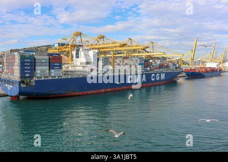 9 marzo 2025. Foto del file: CMA CGM IVANHOE caricato con contenitori. A seguito delle minacce dell'amministrazione Trump sull'industria dei trasporti marittimi e dell'ordine esecutivo proposto di tassare le navi/flotte collegate alla Cina (di costruzione cinese/bandiera cinese) che fanno scalo nei porti americani, la terza linea di trasporto container al mondo - la francese CMA-CGM che ha appena ordinato la costruzione di 12 boxship in Cina - ha annunciato il sostegno alla costruzione navale statunitense, si è impegnata a ordinare nuove navi presso i costruttori navali statunitensi, ha promesso di investire 20 miliardi di dollari e creare 10.000 posti di lavoro negli Stati Uniti. Crediti: KEVIN IZORCE/Alamy Live News Foto Stock