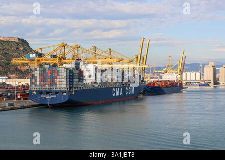9 marzo 2025. Foto del file: CMA CGM IVANHOE caricato con contenitori. A seguito delle minacce dell'amministrazione Trump sull'industria dei trasporti marittimi e dell'ordine esecutivo proposto di tassare le navi/flotte collegate alla Cina (di costruzione cinese/bandiera cinese) che fanno scalo nei porti americani, la terza linea di trasporto container al mondo - la francese CMA-CGM che ha appena ordinato la costruzione di 12 boxship in Cina - ha annunciato il sostegno alla costruzione navale statunitense, si è impegnata a ordinare nuove navi presso i costruttori navali statunitensi, ha promesso di investire 20 miliardi di dollari e creare 10.000 posti di lavoro negli Stati Uniti. Crediti: KEVIN IZORCE/Alamy Live News Foto Stock