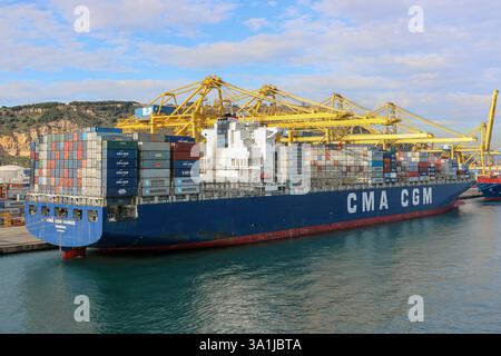 9 marzo 2025. Foto del file: CMA CGM IVANHOE caricato con contenitori. A seguito delle minacce dell'amministrazione Trump sull'industria dei trasporti marittimi e dell'ordine esecutivo proposto di tassare le navi/flotte collegate alla Cina (di costruzione cinese/bandiera cinese) che fanno scalo nei porti americani, la terza linea di trasporto container al mondo - la francese CMA-CGM che ha appena ordinato la costruzione di 12 boxship in Cina - ha annunciato il sostegno alla costruzione navale statunitense, si è impegnata a ordinare nuove navi presso i costruttori navali statunitensi, ha promesso di investire 20 miliardi di dollari e creare 10.000 posti di lavoro negli Stati Uniti. Crediti: KEVIN IZORCE/Alamy Live News Foto Stock