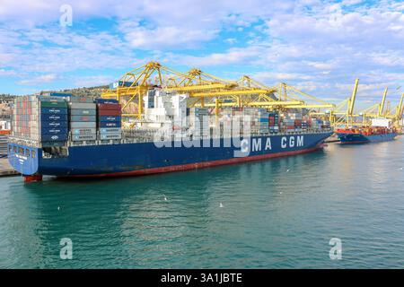 9 marzo 2025. Foto del file: CMA CGM IVANHOE caricato con contenitori. A seguito delle minacce dell'amministrazione Trump sull'industria dei trasporti marittimi e dell'ordine esecutivo proposto di tassare le navi/flotte collegate alla Cina (di costruzione cinese/bandiera cinese) che fanno scalo nei porti americani, la terza linea di trasporto container al mondo - la francese CMA-CGM che ha appena ordinato la costruzione di 12 boxship in Cina - ha annunciato il sostegno alla costruzione navale statunitense, si è impegnata a ordinare nuove navi presso i costruttori navali statunitensi, ha promesso di investire 20 miliardi di dollari e creare 10.000 posti di lavoro negli Stati Uniti. Crediti: KEVIN IZORCE/Alamy Live News Foto Stock
