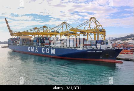 9 marzo 2025. Foto del file: CMA CGM IVANHOE caricato con contenitori. A seguito delle minacce dell'amministrazione Trump sull'industria dei trasporti marittimi e dell'ordine esecutivo proposto di tassare le navi/flotte collegate alla Cina (di costruzione cinese/bandiera cinese) che fanno scalo nei porti americani, la terza linea di trasporto container al mondo - la francese CMA-CGM che ha appena ordinato la costruzione di 12 boxship in Cina - ha annunciato il sostegno alla costruzione navale statunitense, si è impegnata a ordinare nuove navi presso i costruttori navali statunitensi, ha promesso di investire 20 miliardi di dollari e creare 10.000 posti di lavoro negli Stati Uniti. Crediti: KEVIN IZORCE/Alamy Live News Foto Stock