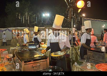 Chef impegnati a preparare cibo per gli ospiti al matrimonio indiano, Bombay Mumbai, Maharashtra, India, Asia Foto Stock