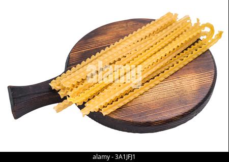 Delicati spaghetti crudi di alla mafala, perfetti per condire con ingredienti freschi e salse. isolato su sfondo bianco. vista dall'alto. Foto Stock