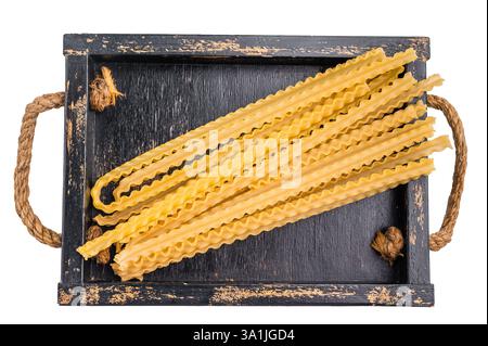 Delicati spaghetti crudi di alla mafala, perfetti per condire con ingredienti freschi e salse. isolato su sfondo bianco. vista dall'alto. Foto Stock
