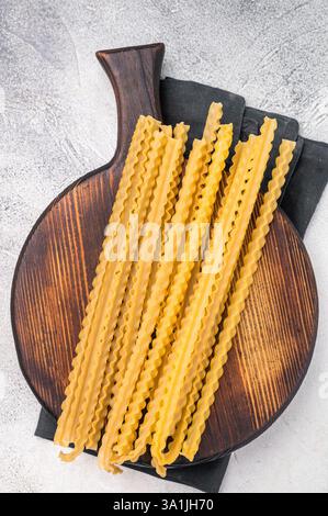 Delicati spaghetti crudi di alla mafala, perfetti per condire con ingredienti freschi e salse. sfondo bianco. vista dall'alto. Foto Stock