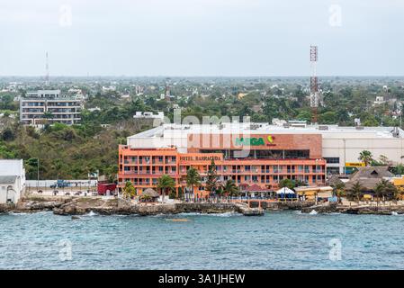 San Miguel de Cozumel, Messico - 4 aprile 2024: Vista della costa dell'isola di Cozumel da una nave da crociera ormeggiata al porto crocieristico di San Miguel de C. Foto Stock