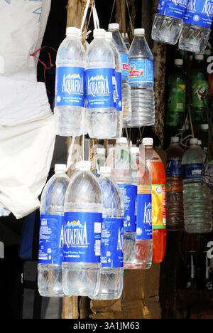 Bottiglie di plastica di acqua potabile confezionata e bevande fredde sono appese al negozio esterno per la vendita a Kanyakumari, Tamil Nadu, India, Asia Foto Stock
