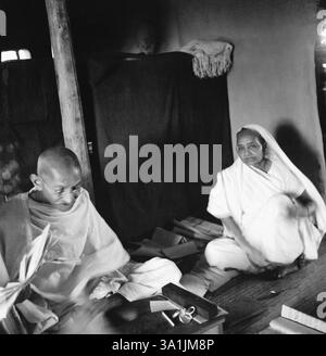 Kasturba Gandhi e Mahatma Gandhi nella capanna di Mahatma Gandhi a Sevagram Ashram, 1939 NA MR Foto Stock