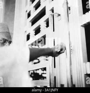 Mahatma Gandhi durante la cerimonia di apertura del Kamla Nehru Memorial Hospital ad Allahabad, 28 febbraio 1941, India NA MR Foto Stock