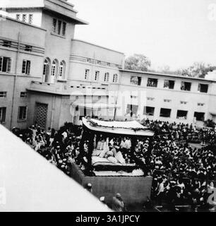 Mahatma Gandhi durante la cerimonia di apertura del Kamla Nehru Memorial Hospital ad Allahabad, 28 febbraio 1941, India NA MR Foto Stock