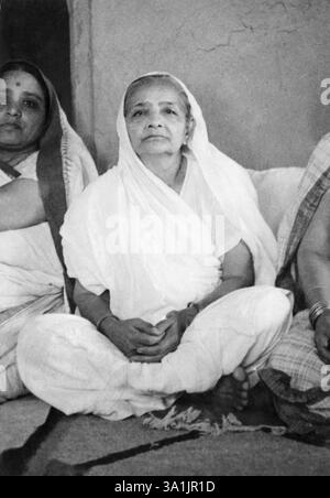 Durga, moglie di Kasturba Gandhi Mahadev Desai, e Vijaynagaram Maharani a Sevagram Ashram, 1940 NA MR Foto Stock