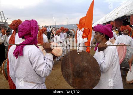 I ballerini eseguono la tradizionale danza popolare marathi per dare il benvenuto all'ex presidente degli Stati Uniti d'America (USA) Jimmy Carter per inaugurare il 23° Jimm Foto Stock