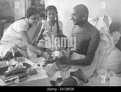 Mahatma Gandhi gioca con Aruna Desai (figlia di Purushottam Gandhi) a Birla House, Mumbai, 1944, Abha Gandhi, Nirupama Marn NA MR Foto Stock