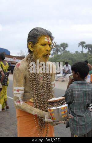 I pellegrini dopo aver fatto il bagno nel fiume Tamiravarani sperimentano lo stato di sentimento di completa unione con il Signore, festival Vaikasi Visakam, Tiruchendur, Foto Stock