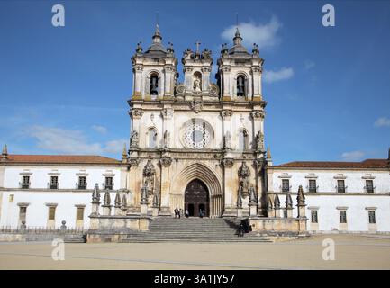 Alcobaca, Portogallo - 2 aprile 2017 - i visitatori esplorano la magnifica facciata del monastero di Santa Maria ad Alcobaca, Portogallo Foto Stock