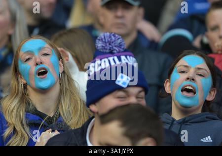 Edimburgo, Regno Unito. 8 marzo 2025. Tifosi scozzesi durante la partita del sei Nazioni al Murrayfield Stadium di Edimburgo. Il credito per immagini dovrebbe essere: Neil Hanna/Sportimage Credit: Sportimage Ltd/Alamy Live News Foto Stock