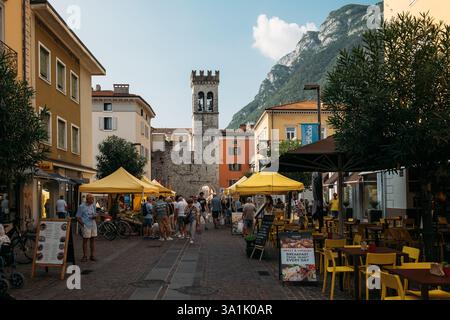 Riva del Garda, Italia - 23 agosto 2024. Viale Roma sul lago di Garda, una vivace scena cittadina piena di cultura e avventura Foto Stock