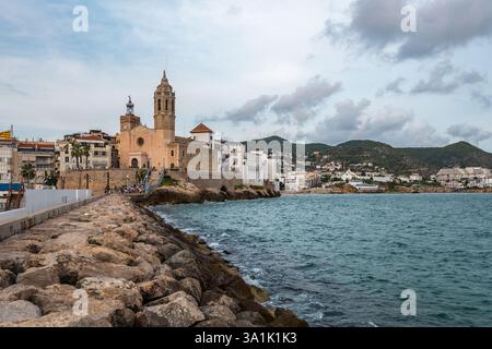 L'iconica chiesa di Sitges sulla costa rocciosa che si affaccia sul Mar Mediterraneo Foto Stock