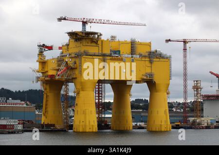 Piattaforma di conversione Dolwin Epsilon nel porto di Haugesund, Norvegia Foto Stock