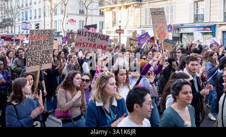 Parigi, Francia, 8 marzo 2025. Folla di manifestanti femministe che tengono in mano segni audaci durante la giornata internazionale della donna - Jacques Julien/Alamy Live News Foto Stock