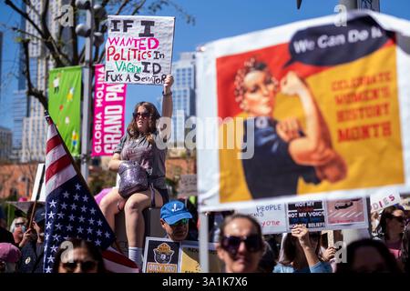 Los Angeles, Stati Uniti. 8 marzo 2025. I manifestanti scendono per le strade del centro di Los Angeles per la marcia delle donne, a Los Angeles. Credito: SOPA Images Limited/Alamy Live News Foto Stock