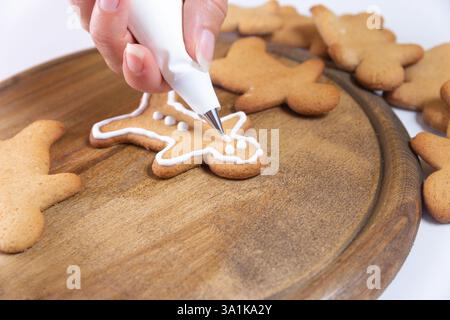 Decorazione con pan di zenzero natalizio glassato. Una serie di foto con pan di zenzero Foto Stock