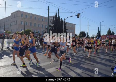 Atene, Grecia, 9 marzo 2025. I concorrenti si dirigono verso la linea di partenza in piazza Syntagma di fronte al Parlamento. Migliaia di cittadini hanno partecipato al grande evento sportivo la 13a mezza maratona di Atene, che è iniziata nel centro della capitale. Crediti: Dimitris Aspiotis/Alamy Live News Foto Stock