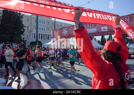Atene, Grecia, 9 marzo 2025. I concorrenti si dirigono verso la linea di partenza in piazza Syntagma di fronte al Parlamento. Migliaia di cittadini hanno partecipato al grande evento sportivo la 13a mezza maratona di Atene, che è iniziata nel centro della capitale. Crediti: Dimitris Aspiotis/Alamy Live News Foto Stock