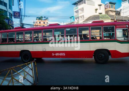 Bangkok, Thailandia, 8 marzo 2025 Un autobus guida attraverso le strade di Bangkok. L'autobus locale è uno dei modi più economici per girare la città affollata Foto Stock