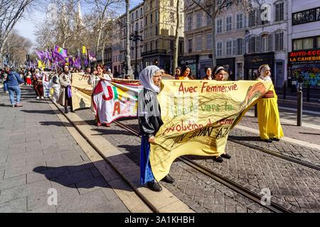 Kurdische Frauen demonstrieren a Marsiglia zum Internationalen Frauentag 20250308am159 Internationaler Frauentag, Marsiglia. Kurdische Frauen Banner, dimostrazione, Empowerment, Fahnen, Freiheit, Frauenbewegung, Frauenrechte, Gemeinschaft, Gerechtigkeit, Gleichberechtigung, gruppo, Hoffnung, Internationalität, Kampf, Kultur, Kundgebung, Menschenrechte, Mut, Parolen, Partei, protesta, slogan, Solidarität, Straßenprotest, Stärke, Tradition, trasparente, Unabhängigkeit, Vielfalt, Widerstand, Wut, Zusammenhalt, Zukunft aktiv, bestimmt, bunt, deutlich, engagiert, entschlossen, farbenfroh, friedli Foto Stock