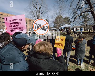 Manifestanti anti anti-Trump, Stop Musk e altri segni al rally della giornata internazionale della donna a Flint Michigan USA, 8 marzo 2025 Foto Stock