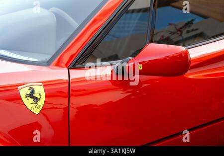 Dettaglio dell'auto sportiva di lusso Ferrari d'epoca con logo sul lato Foto Stock