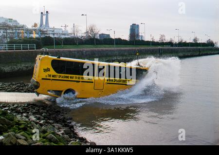 Splashtours in the Water. Autobus galleggiante e di guida che si tuffano nelle acque di Rijnhaven, mostrando ai turisti intorno al porto di Rotterdam, Paesi Bassi. Ripresa su pellicola analogica a colori. Rotterdam Katendrecht Zuid-Holland Nederland Copyright: XGuidoxKoppesxPhotox Foto Stock