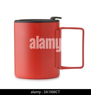 Vista laterale della tazza da campeggio rossa portatile in acciaio inox con manico pieghevole isolato su bianco Foto Stock