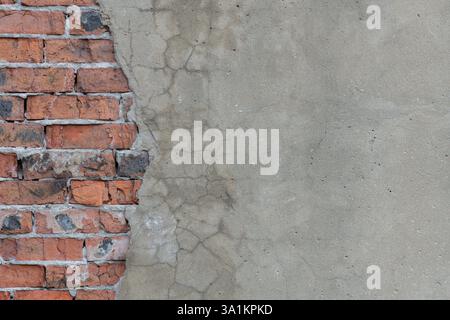 Muro con intonaco di cemento caduto Foto Stock