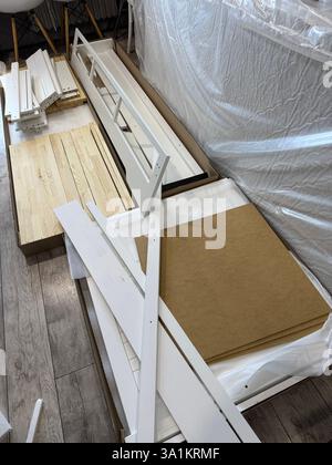 Un set di elementi per assemblare un ottomano. Pannelli in legno e materassi ortopedici. Stenditi sul pavimento. Foto Stock