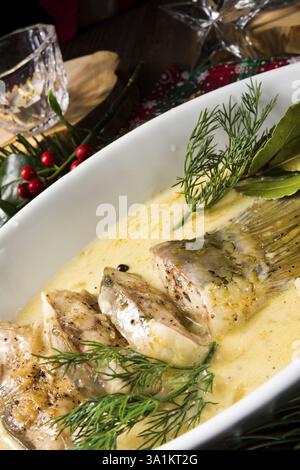 Gebratene weihnachtskarpfen in buttersosse mit dill und zitrone Foto Stock