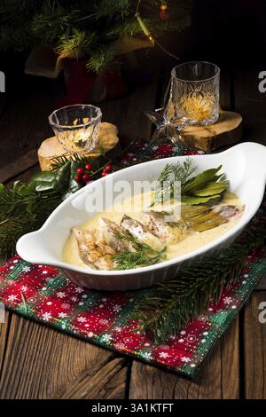 Gebratene weihnachtskarpfen in buttersosse mit dill und zitrone Foto Stock